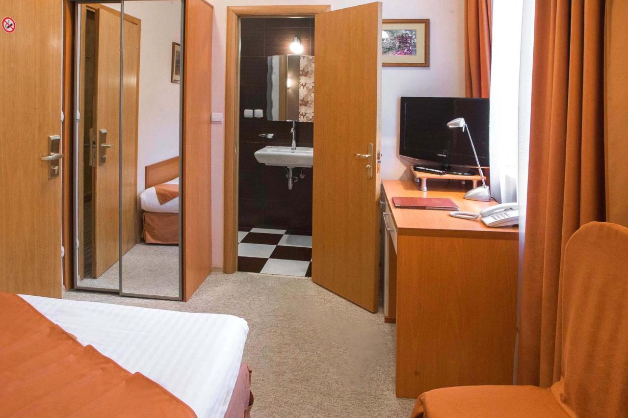 Economy Room In Hotel Eney Lviv Eksteriør billede