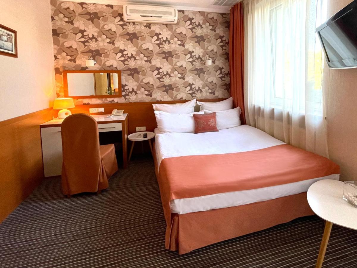 Economy Room In Hotel Eney Lviv Eksteriør billede