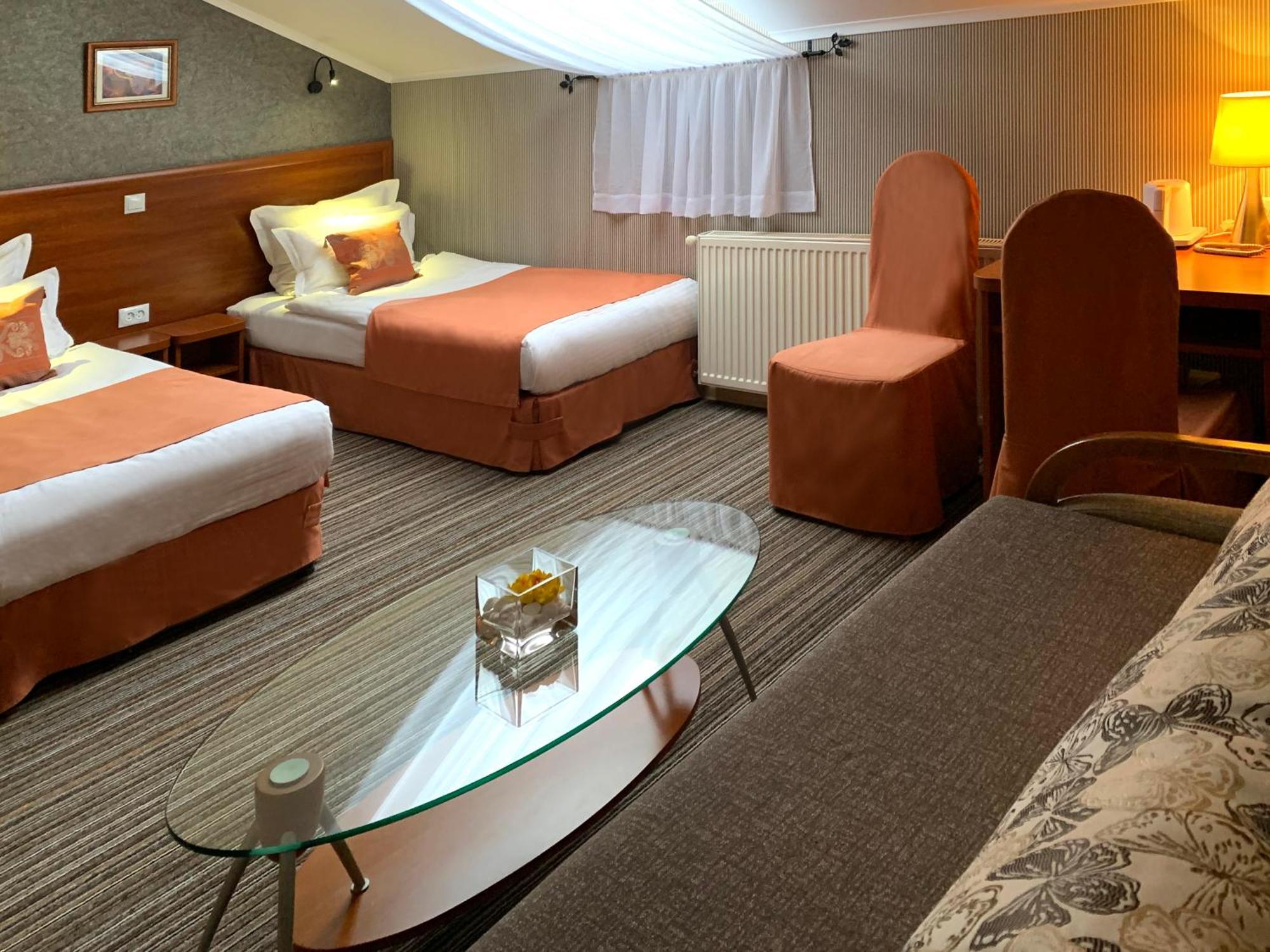 Economy Room In Hotel Eney Lviv Eksteriør billede